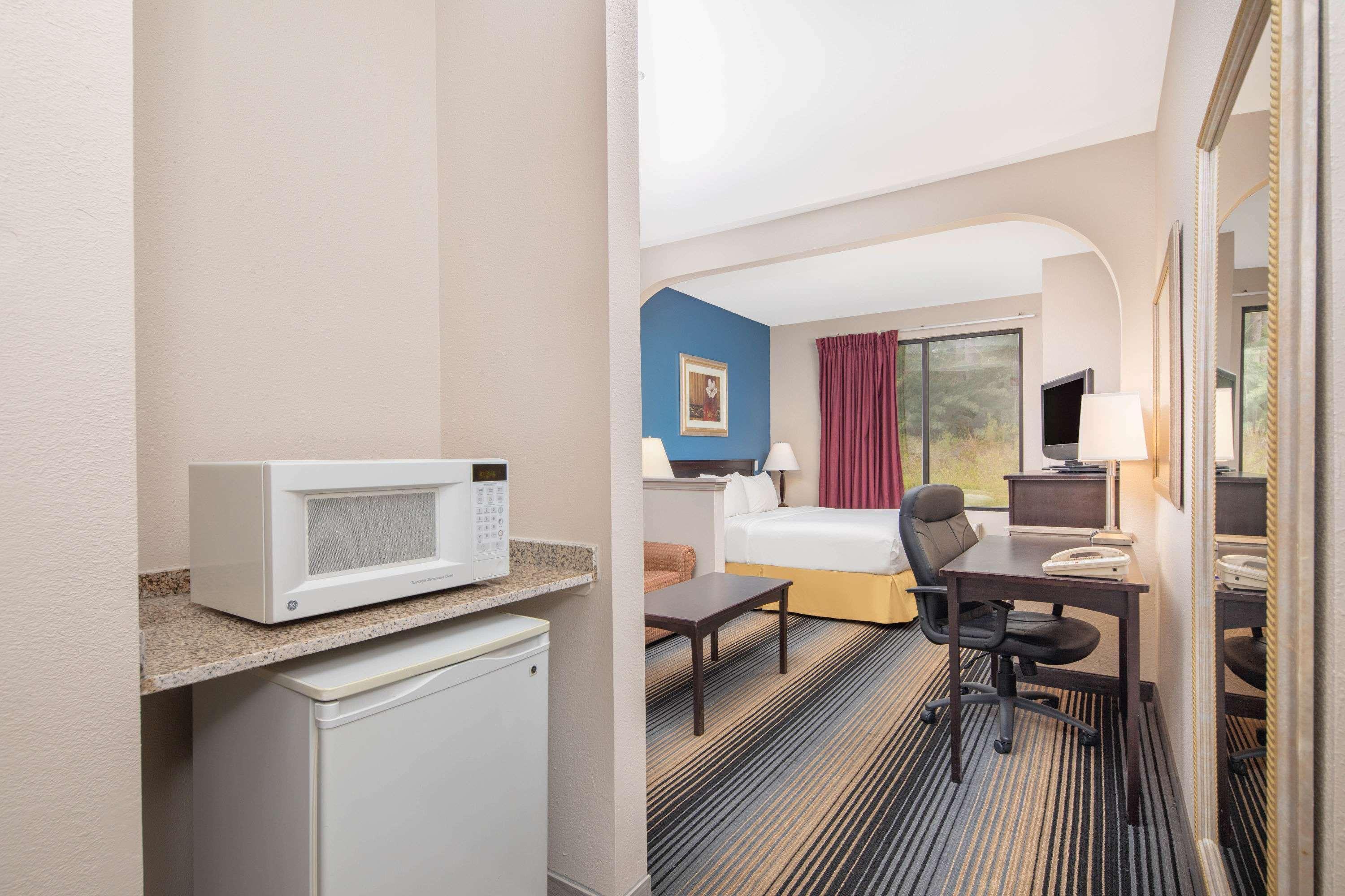 Baymont By Wyndham Laurel Hotel Bagian luar foto
