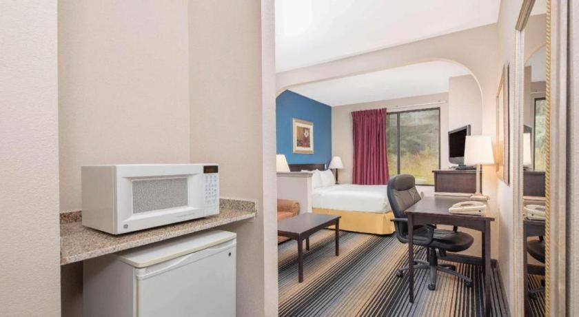 Baymont By Wyndham Laurel Hotel Bagian luar foto