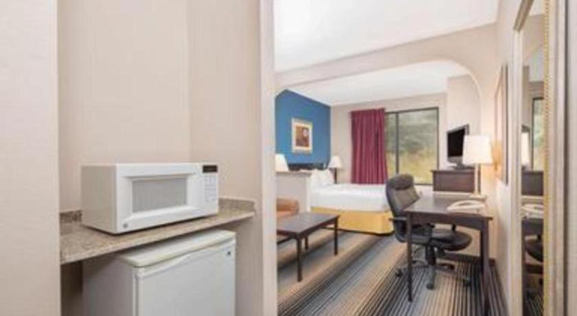 Baymont By Wyndham Laurel Hotel Bagian luar foto