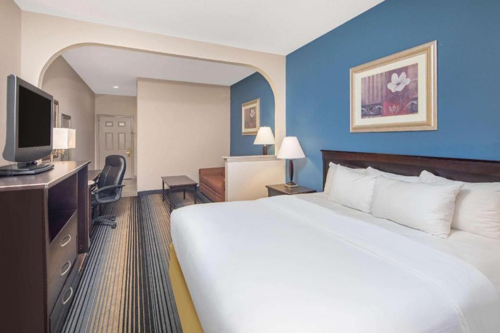 Baymont By Wyndham Laurel Hotel Bagian luar foto